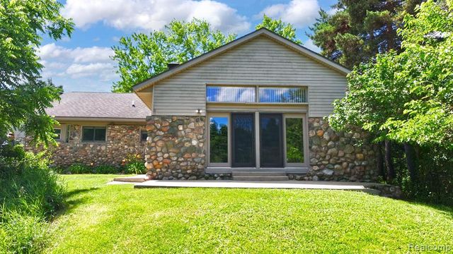 5370 Whipple Lake Road, Clarkston, MI 48348