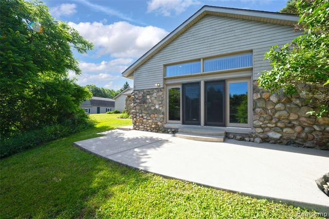 5370 Whipple Lake Road, Clarkston, MI 48348
