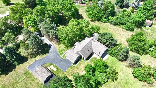 5370 Whipple Lake Road, Clarkston, MI 48348