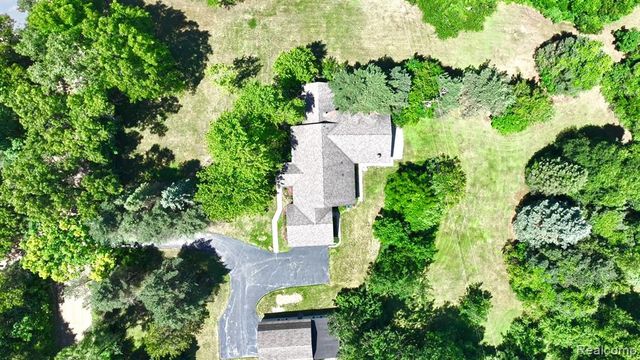 5370 Whipple Lake Road, Clarkston, MI 48348