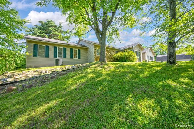 5370 Whipple Lake Road, Clarkston, MI 48348