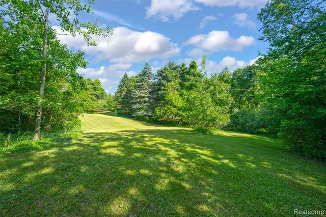 5370 Whipple Lake Road, Clarkston, MI 48348
