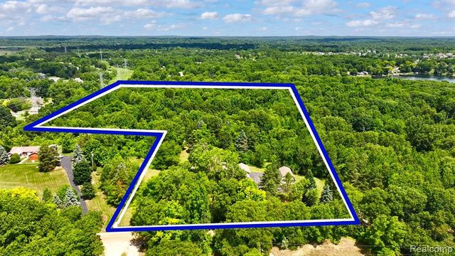 5370 Whipple Lake Road, Clarkston, MI 48348