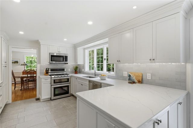 136 Holly Hills Lane, North Kingstown, RI 02874