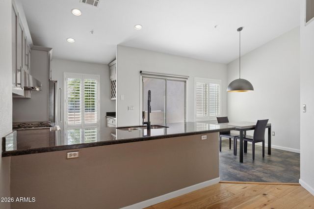 7520 E EARLL Drive 44, Scottsdale, AZ 85251