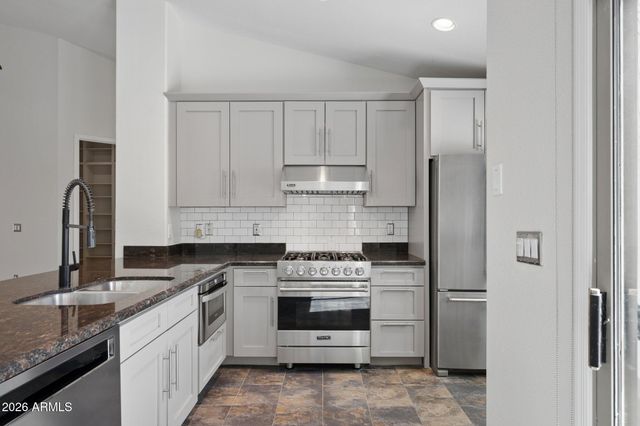 7520 E EARLL Drive 44, Scottsdale, AZ 85251