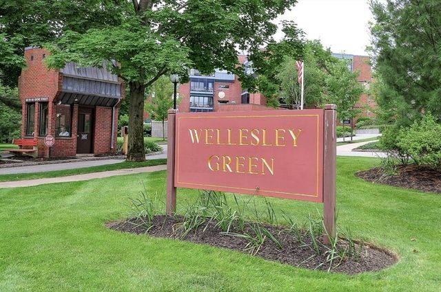 85 Grove St 306, Wellesley, MA 02482
