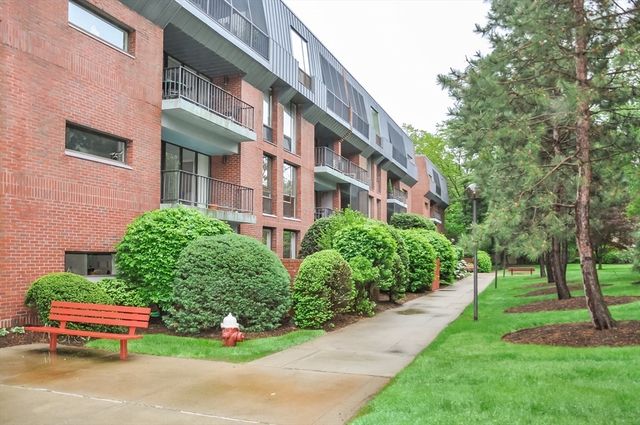 85 Grove St 306, Wellesley, MA 02482