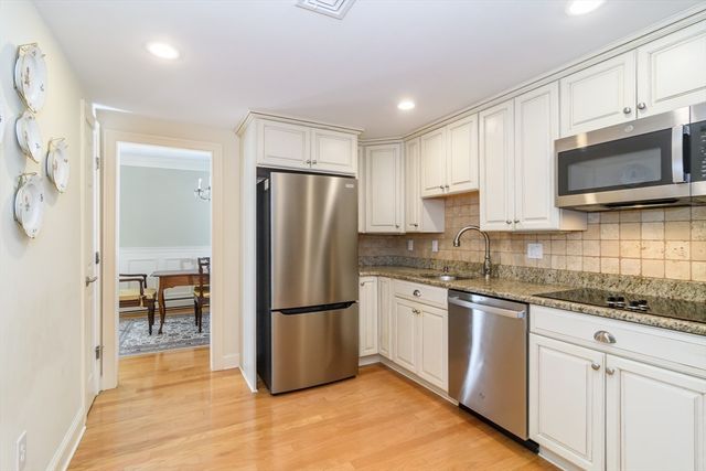 85 Grove St 306, Wellesley, MA 02482
