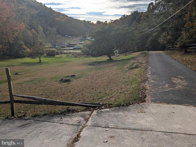 1986 NEWPORT RD, Newport, PA 17074