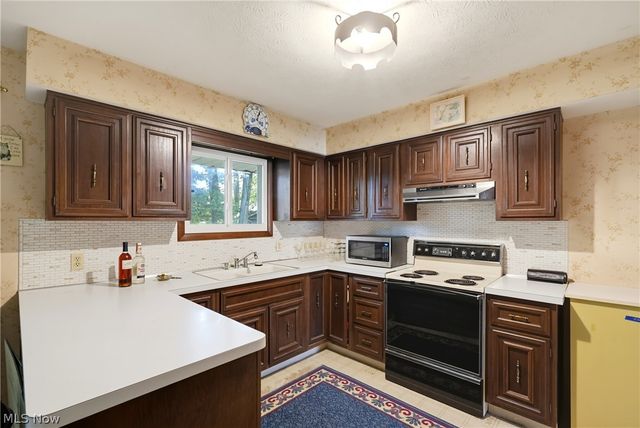 1780 E Parkhaven Drive, Seven Hills, OH 44131
