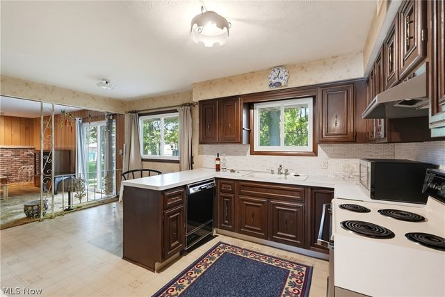 1780 E Parkhaven Drive, Seven Hills, OH 44131
