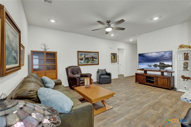 809 Nodding Nixie, Seguin, TX 78155