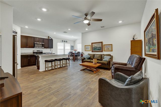 809 Nodding Nixie, Seguin, TX 78155