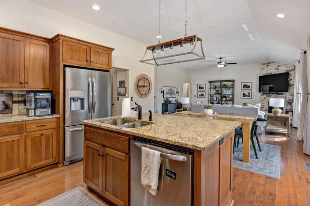 1347 S Strasbourg Avenue, Springfield, MO 65802