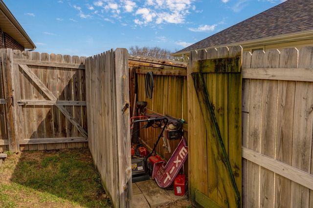 1347 S Strasbourg Avenue, Springfield, MO 65802