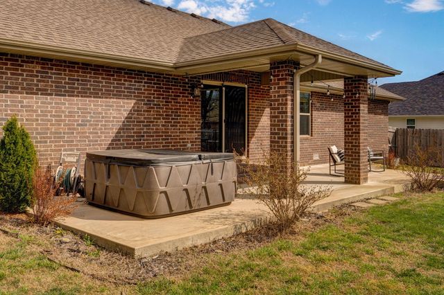 1347 S Strasbourg Avenue, Springfield, MO 65802