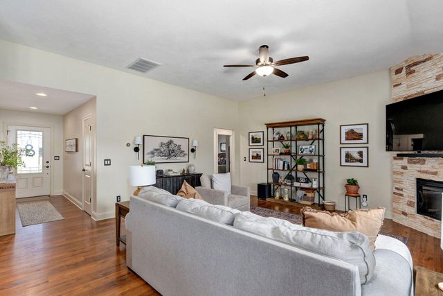 1347 S Strasbourg Avenue, Springfield, MO 65802