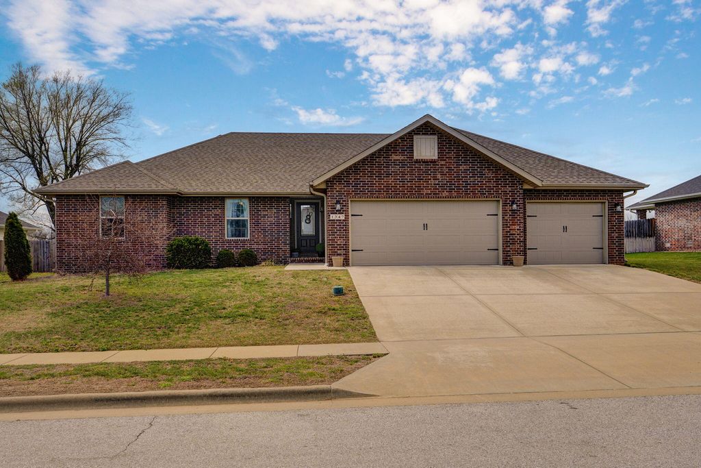 1347 S Strasbourg Avenue, Springfield, MO 65802