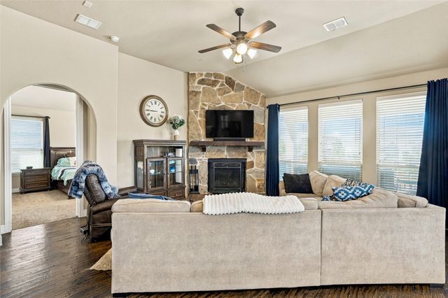 2820 Mariposa Drive, Grand Prairie, TX 75054