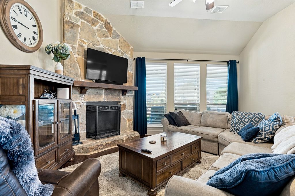2820 Mariposa Drive, Grand Prairie, TX 75054 — photo 2