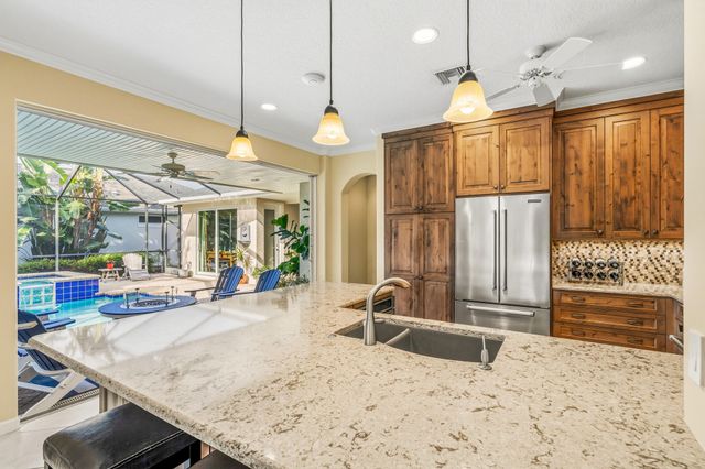 687 HAMPTON WOODS Lane SW, Vero Beach, FL 32962