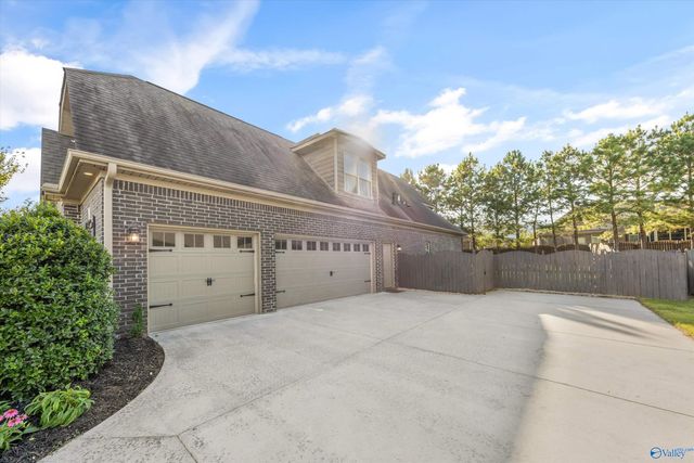 7555 Parktrace Lane SE, Owens Cross Roads, AL 35763