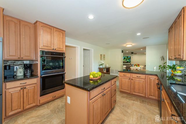 24 Willow Lane, Marlboro, NJ 07726