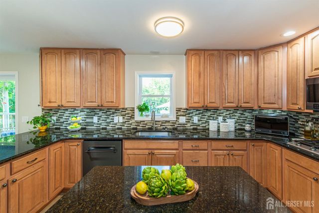 24 Willow Lane, Marlboro, NJ 07726