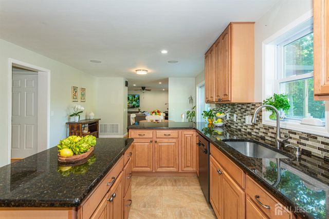 24 Willow Lane, Marlboro, NJ 07726
