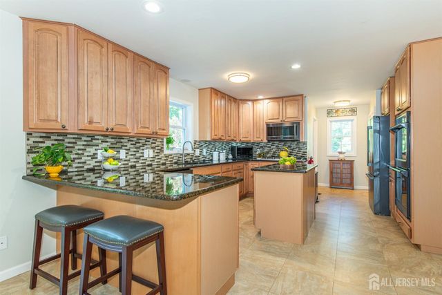 24 Willow Lane, Marlboro, NJ 07726