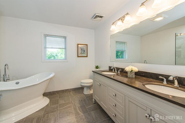 24 Willow Lane, Marlboro, NJ 07726