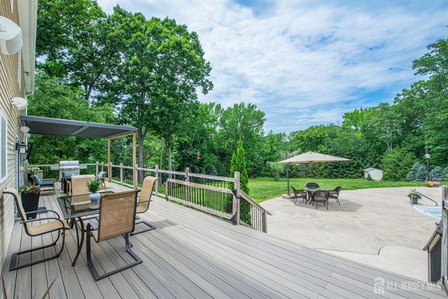 24 Willow Lane, Marlboro, NJ 07726