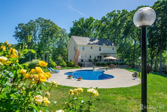 24 Willow Lane, Marlboro, NJ 07726