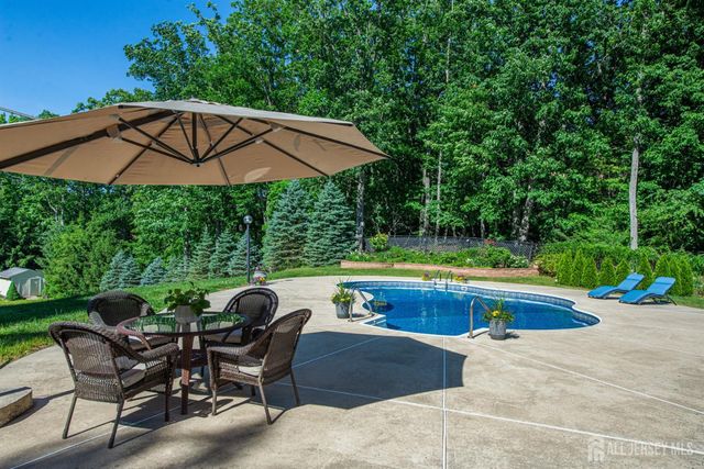 24 Willow Lane, Marlboro, NJ 07726
