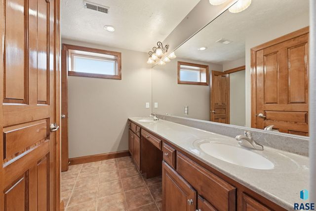 46746 265th St Street, Sioux Falls, SD 57107
