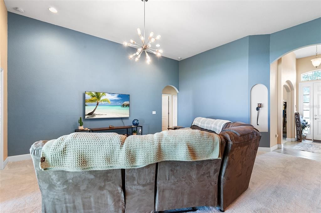 Image 10 of property listing at 332 LAKE MARIANA WAY, Auburndale, FL 33823