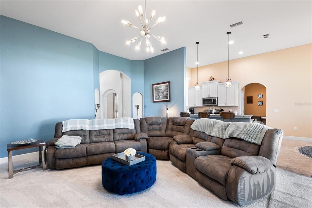 Image 11 of property listing at 332 LAKE MARIANA WAY, Auburndale, FL 33823