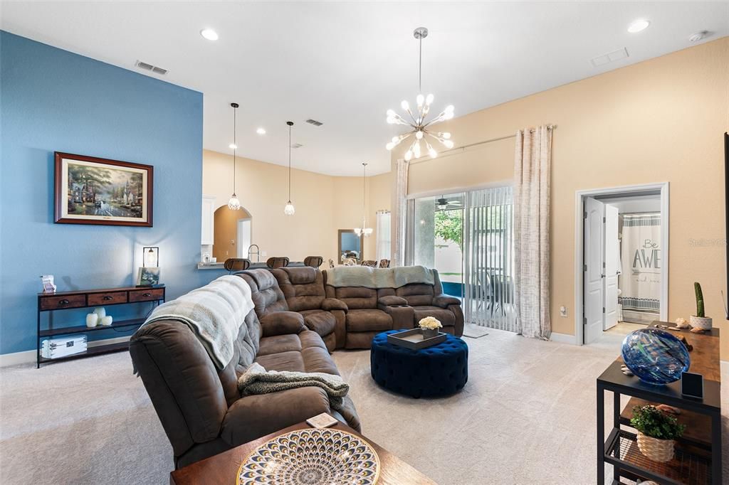 Image 12 of property listing at 332 LAKE MARIANA WAY, Auburndale, FL 33823