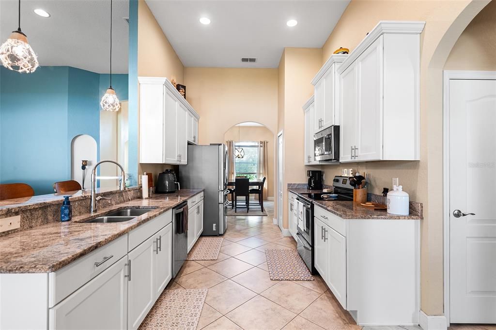Image 14 of property listing at 332 LAKE MARIANA WAY, Auburndale, FL 33823