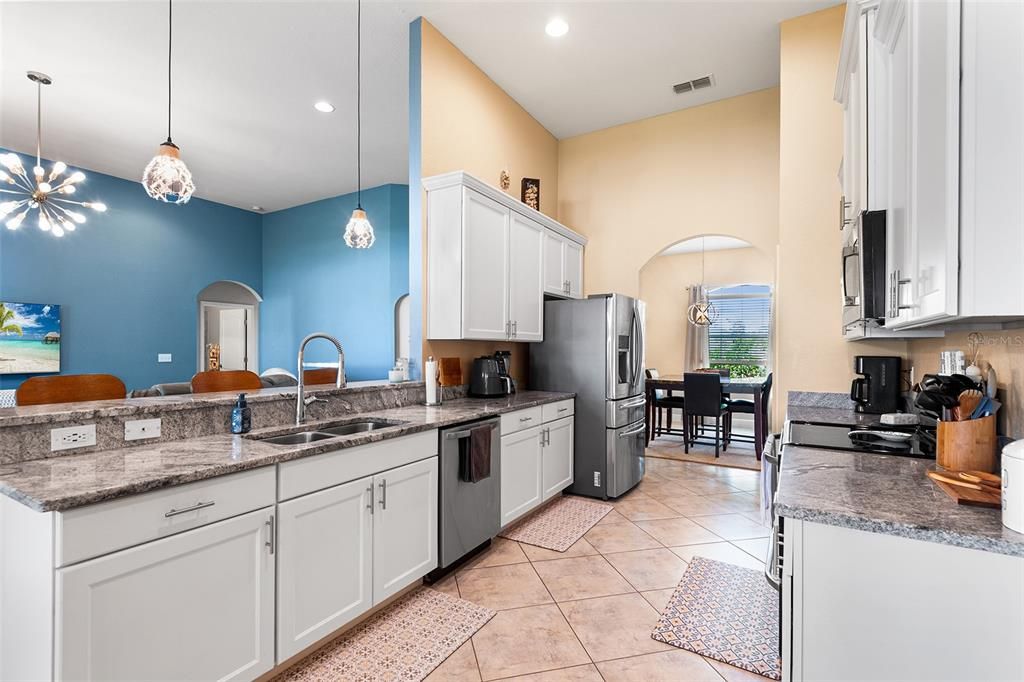 Image 15 of property listing at 332 LAKE MARIANA WAY, Auburndale, FL 33823