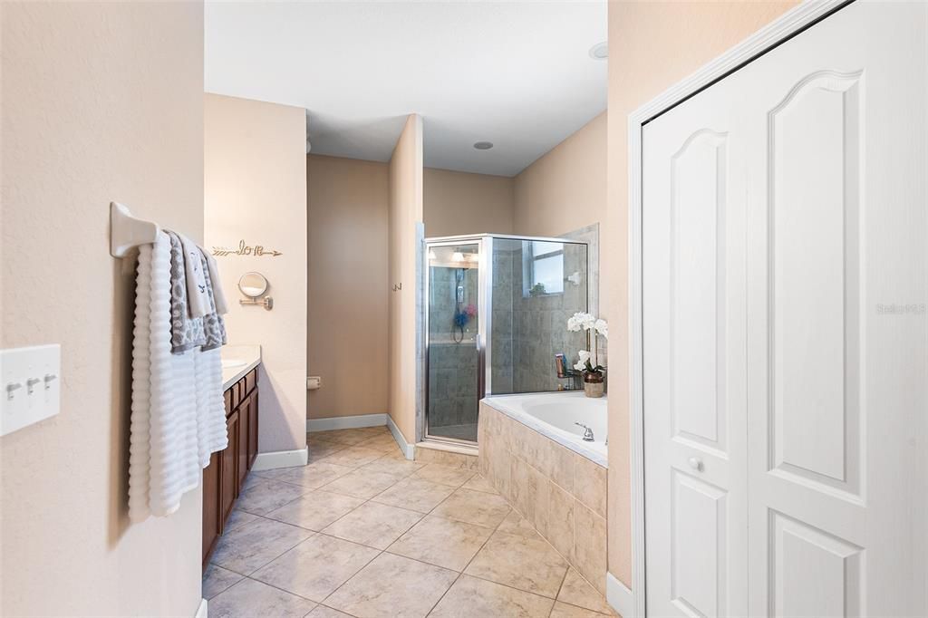 Image 25 of property listing at 332 LAKE MARIANA WAY, Auburndale, FL 33823