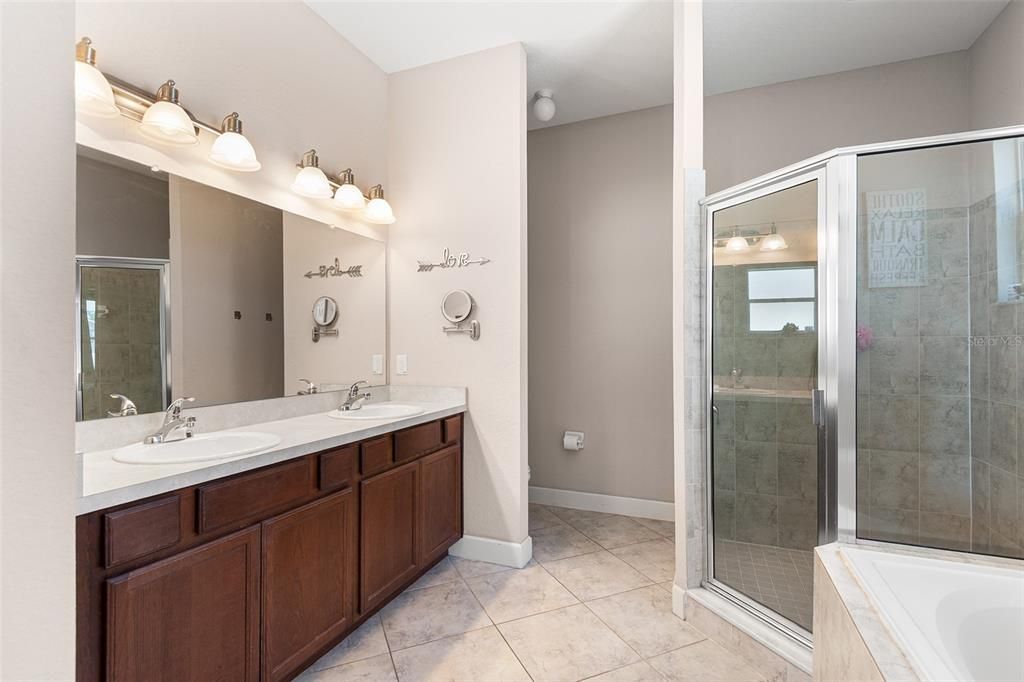 Image 27 of property listing at 332 LAKE MARIANA WAY, Auburndale, FL 33823