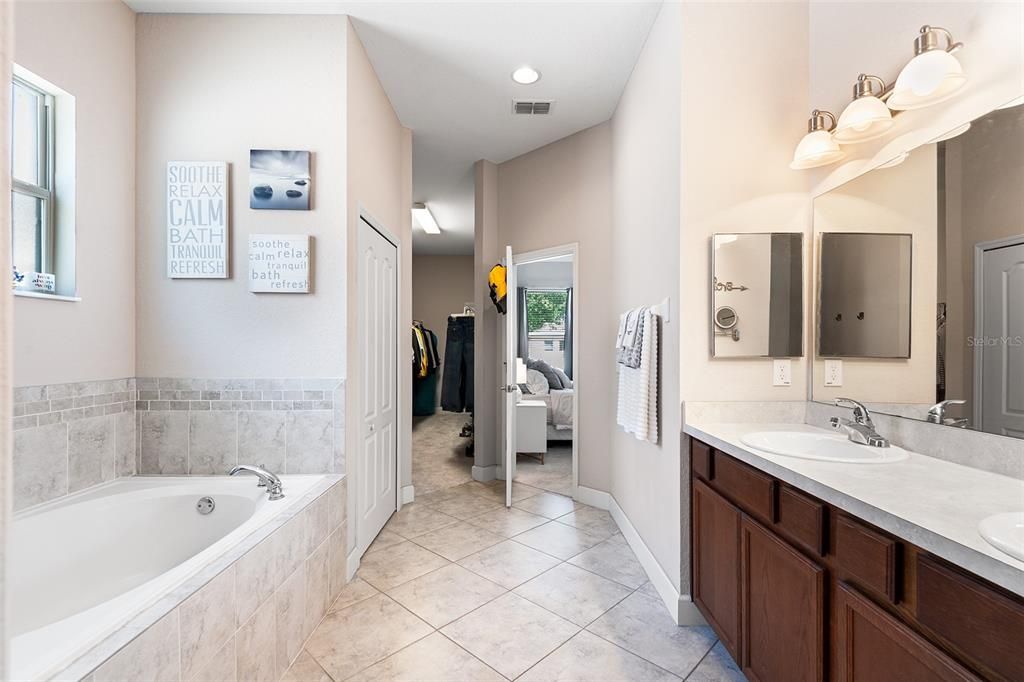 Image 28 of property listing at 332 LAKE MARIANA WAY, Auburndale, FL 33823