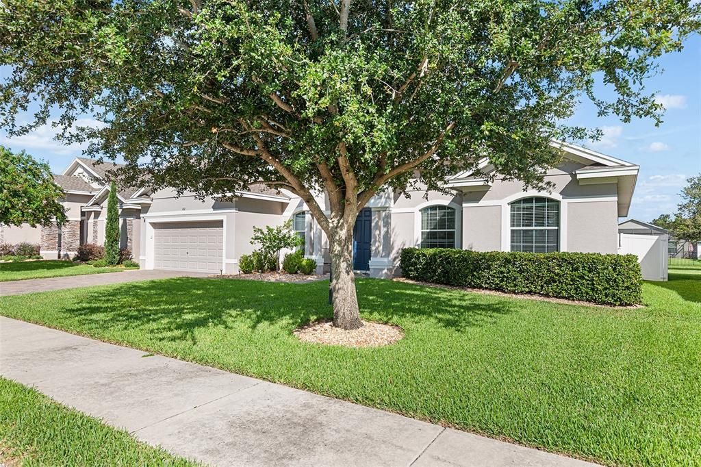 Image 3 of property listing at 332 LAKE MARIANA WAY, Auburndale, FL 33823