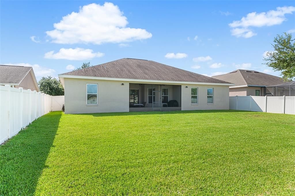 Image 4 of property listing at 332 LAKE MARIANA WAY, Auburndale, FL 33823