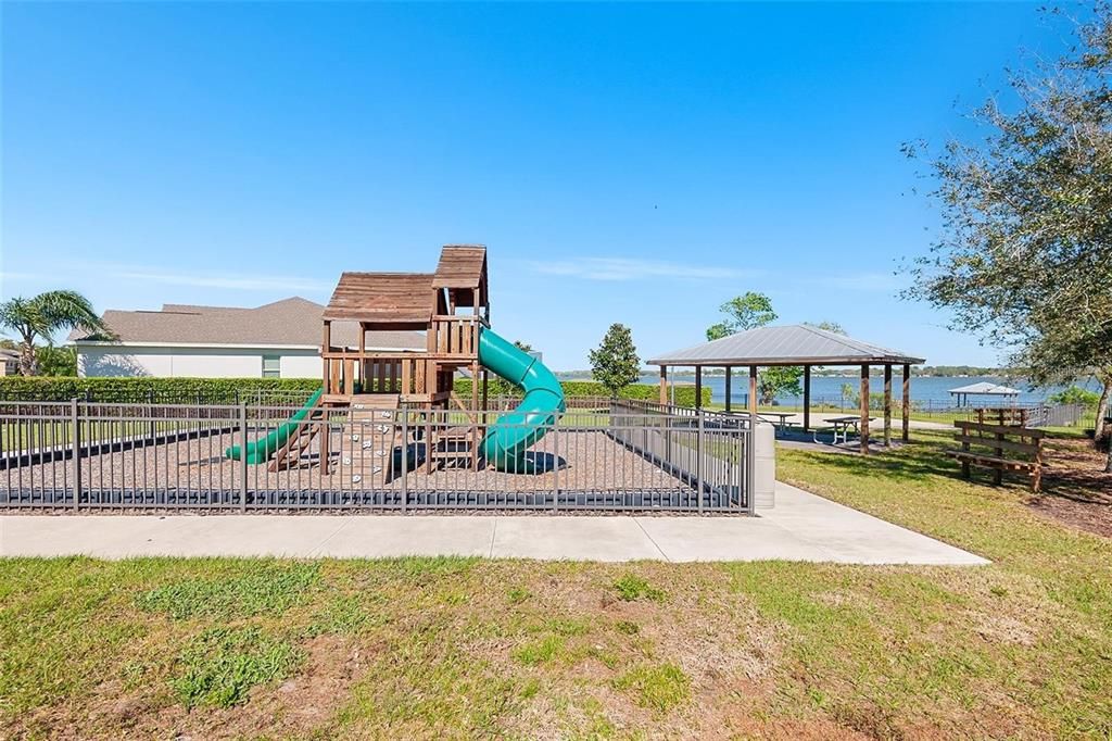 Image 40 of property listing at 332 LAKE MARIANA WAY, Auburndale, FL 33823