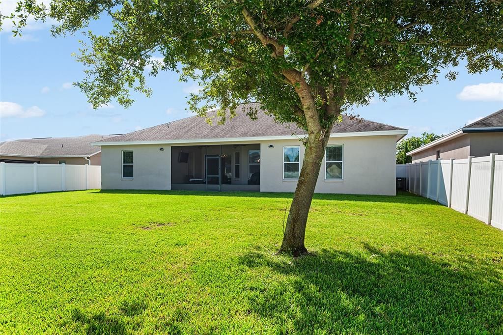 Image 6 of property listing at 332 LAKE MARIANA WAY, Auburndale, FL 33823