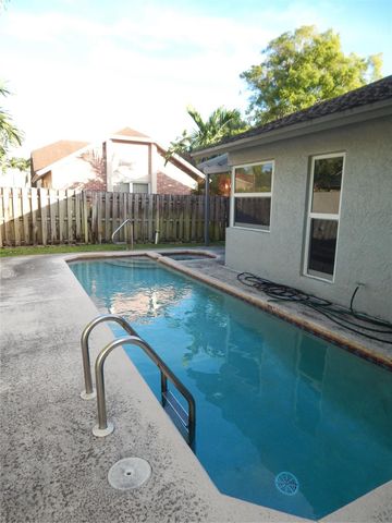 7921 NW 4th St, Plantation, FL 33324