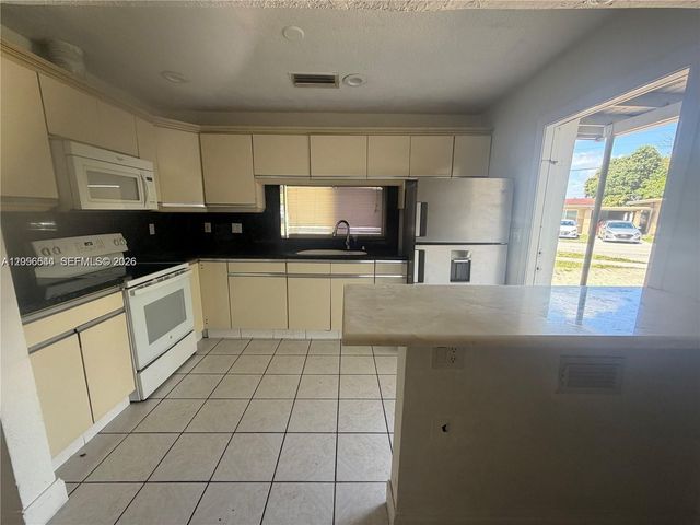 6045 Dawson St, Hollywood, FL 33023